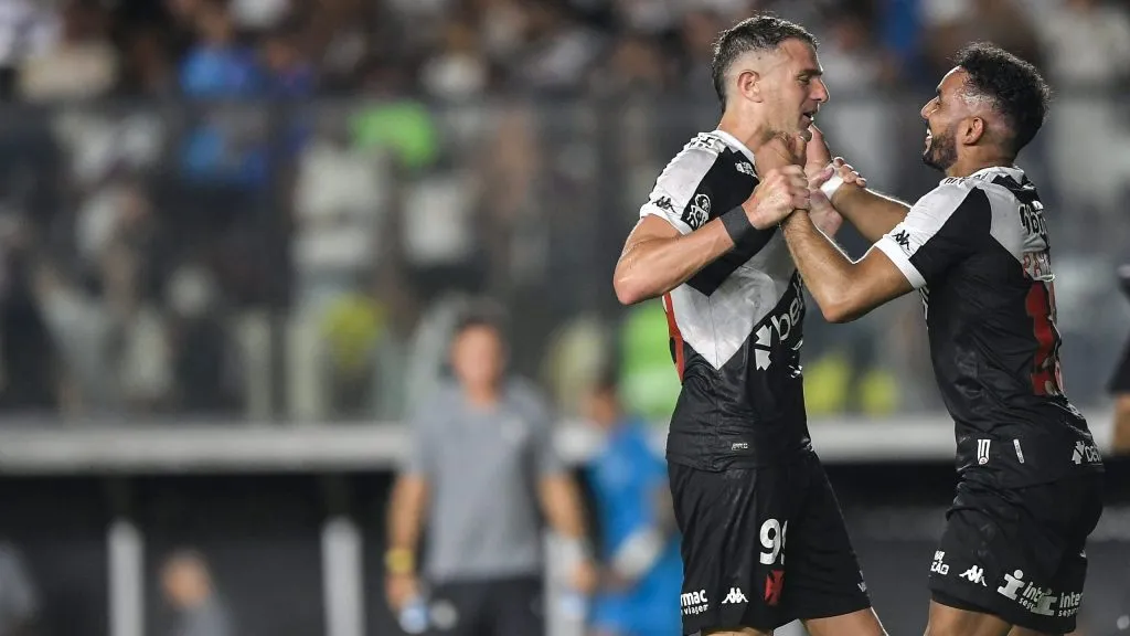 Vegetti e Payet Jogadores do Vasco comemoram vitória ao final da partida contra o Santos no estádio São Januário pelo campeonato Brasileiro A 2025. Foto: Thiago Ribeiro/AGIF