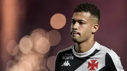 João Victor, jogador do Vasco, durante partida contra o Juventude, pelo Campeonato Brasileiro de 2024. Foto: Thiago Ribeiro/AGIF.