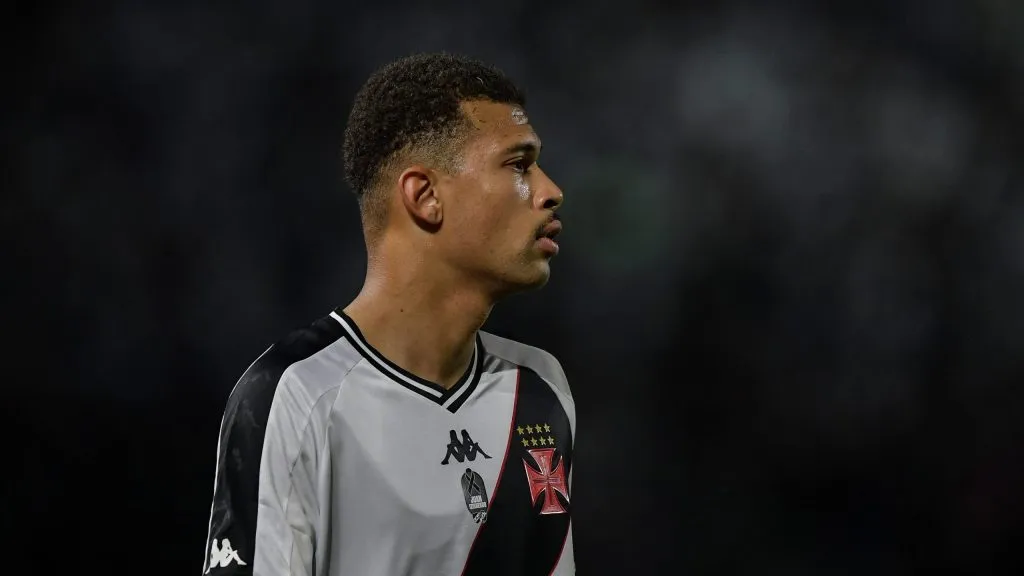 João Victor em ação com a camisa do Vasco. Foto: Thiago Ribeiro/AGIF.