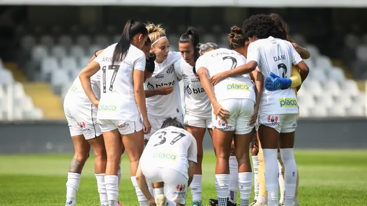 Jogadoras do Santos reunidas antes da partida contra o Botafogo na Vila Belmiro pelo Brasileiro Feminino - Foto: Reinaldo Campos/AGIF