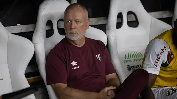 Mano Menezes ex-técnico do Fluminense durante partida contra o Fortaleza no estádio Arena Castelão pelo campeonato Brasileiro A 2025. Foto: Baggio Rodrigues/AGIF