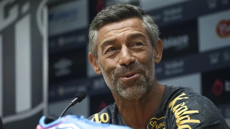 Pedro Caixinha técnico do Santos durante coletiva de imprensa realizado no estadio Vila Belmiro, nesta terca feira (07). Foto: Reinaldo Campos/AGIF