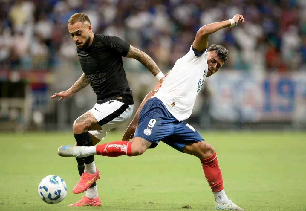 Lucho Rodriguez jogador do Bahia disputa lance com Maycon jogador do Corinthians – Foto: Jhony Pinho/AGIF