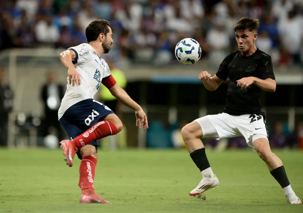  Everton Ribeiro jogador do Bahia disputa lance com Bidon jogador do Corinthians durante partida no estádio Arena Fonte Nova pelo campeonato Brasileiro A 2025. Foto: Jhony Pinho/AGIF