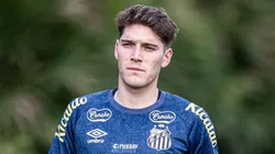 Rollheiser, meia do Santos em treinamento no CT Rei Pelé