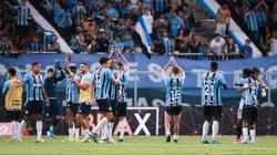Jogadores do Grêmio comemoram vitória ao final da partida contra o Atlético-MG - Foto: Maxi Franzoi/AGIF