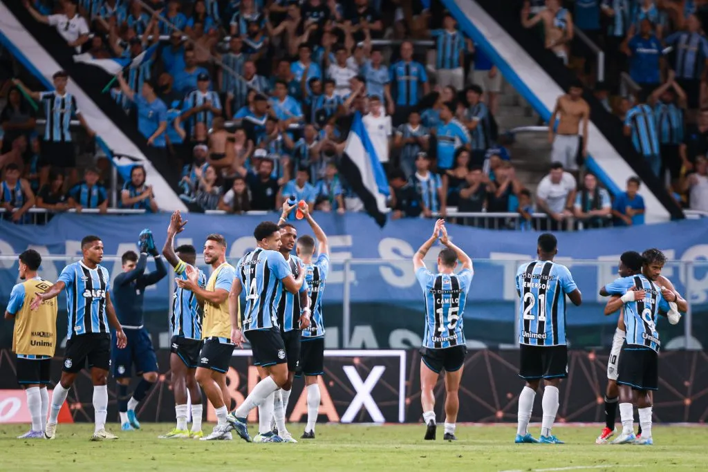 Atletas do Grêmio após o último jogo. Foto: Maxi Franzoi/AGIF