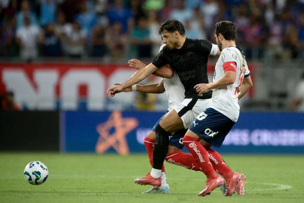 Everton Ribeiro jogador do Bahia disputa lance com Romero jogador do Corinthians – Foto: Jhony Pinho/AGIF
