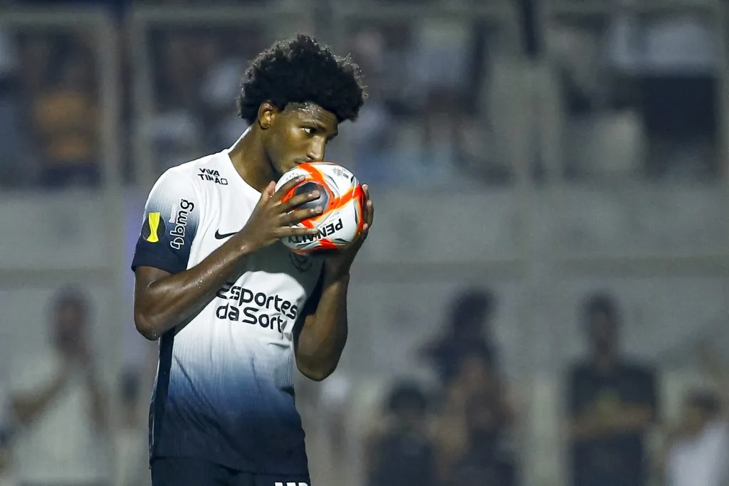 Atacante na partida contra a Portuguesa. Foto: Marco Miatelo/AGIF