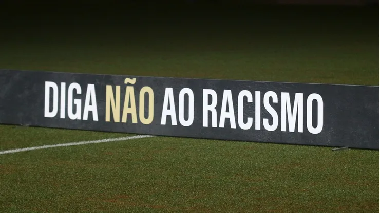 Protesto contra o racismo no futebol. Foto: Gabriel Machado/AGIF