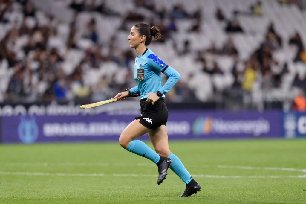 Árbitra em campo. Foto: Anderson Romão/AGIF