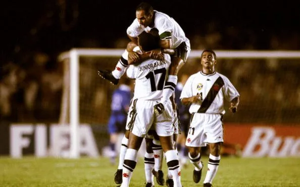 Vasco comemora gol de Felipe contra o South Melbourne durante a partida do grupo B pelo Mundial de Clubes 2000, no Maracanã. Vasco venceu por 2-0. Foto: Shaun Botterill /Allsport