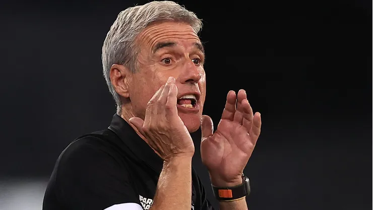 O Fluminense estaria mirando a contratação de Luís Castro para o Brasileirão.