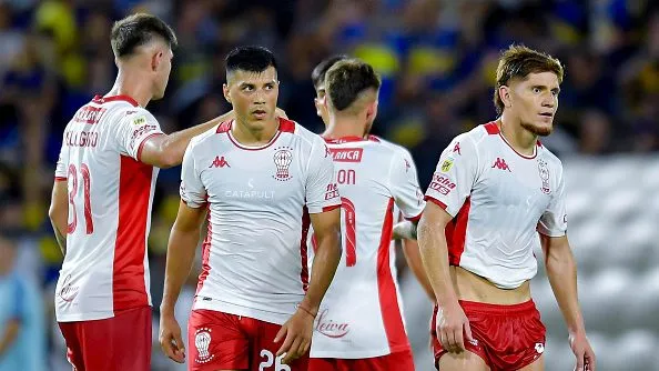 Jogadores do Huracán em partida. Foto: Marcelo Endelli/Getty Images