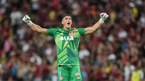 Rochet, goleiro do Internacional, comemora gol durante partida contra o Flamengo, pelo Campeonato Brasileiro. Foto: Thiago Ribeiro/AGIF.