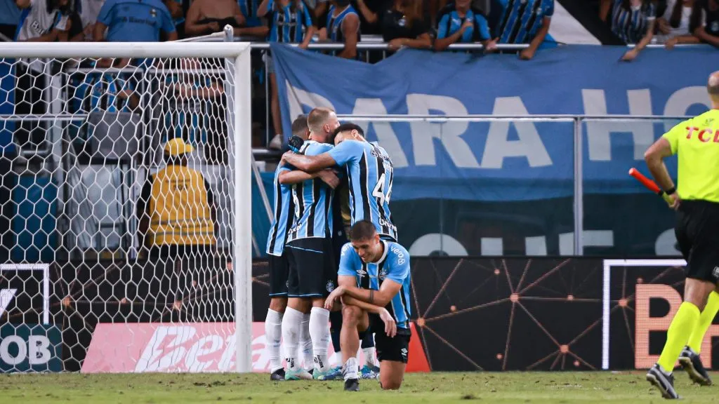 Jogadores do Grêmio comemoram vitória ao final da partida contra o Atlético-MG, pelo Campeonato Brasileiro. Foto: Maxi Franzoi/AGIF.