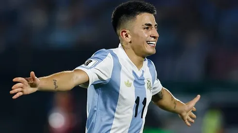 Thiago Almada comemorando gol durante partida entre Uruguai e Argentina, pelas Eliminatórias para a Copa do Mundo de 2026, no Estádio Centenário. Foto: Ernesto Ryan