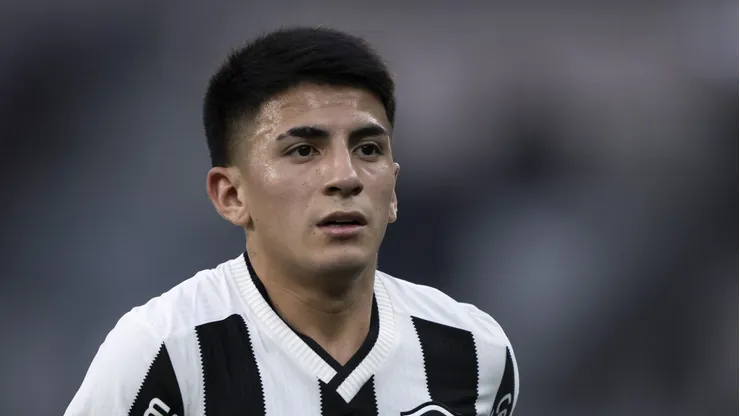 RJ - RIO DE JANEIRO - 09/11/2024 - BRASILEIRO A 2024, BOTAFOGO X CUIABA - Thiago Almada jogador do Botafogo durante partida contra o Cuiaba no estadio Engenhao pelo campeonato Brasileiro A 2024.