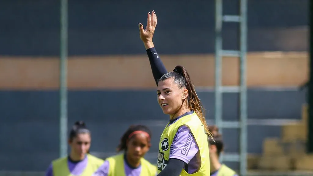 Atleta do Botafogo Feminino em treinamento no Rio de Janeiro