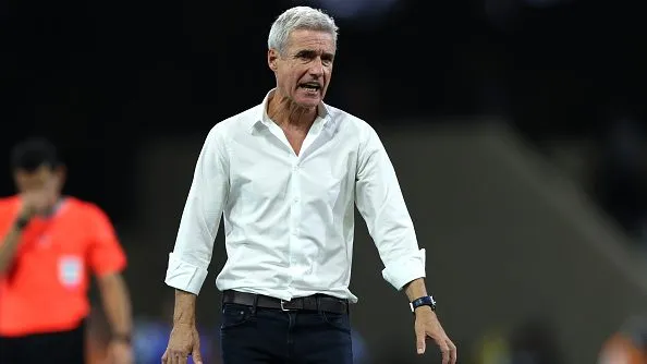 Luís Castro durante partida. Foto: Yasser Bakhsh/Getty Images