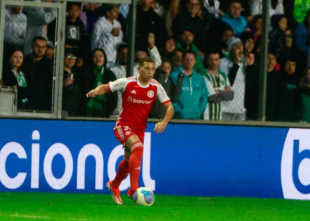 Gabriel Carvalho em campo pelo Inter – Foto: Luiz Erbes/AGIF