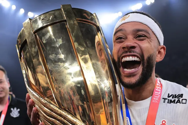 Memphis Depay jogador do Corinthians levanta a taça do campeonato Paulista 2025 – Foto: Ettore Chiereguini/AGIF