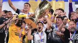 Jogadores do Corinthians levantam a taça de campeão - Foto: Ettore Chiereguini/AGIF