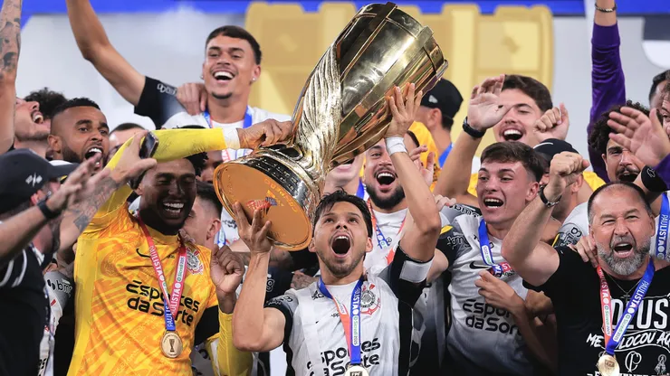 Jogadores do Corinthians levantam a taça de campeão - Foto: Ettore Chiereguini/AGIF