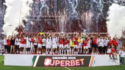 Jogadores do Internacional comemoram título de campeão - Foto: Maxi Franzoi/AGIF