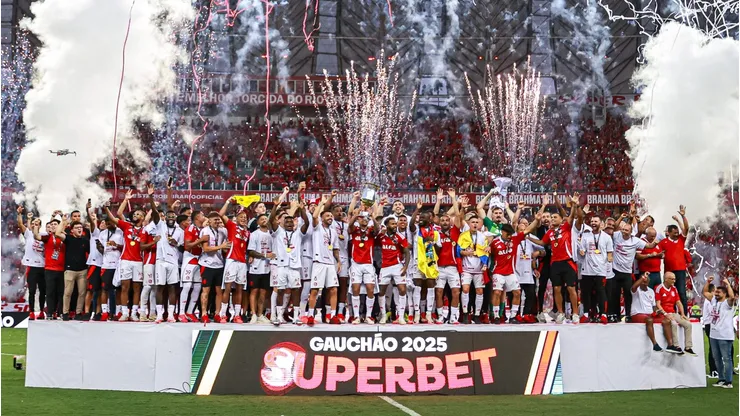 Jogadores do Internacional comemoram título de campeão - Foto: Maxi Franzoi/AGIF