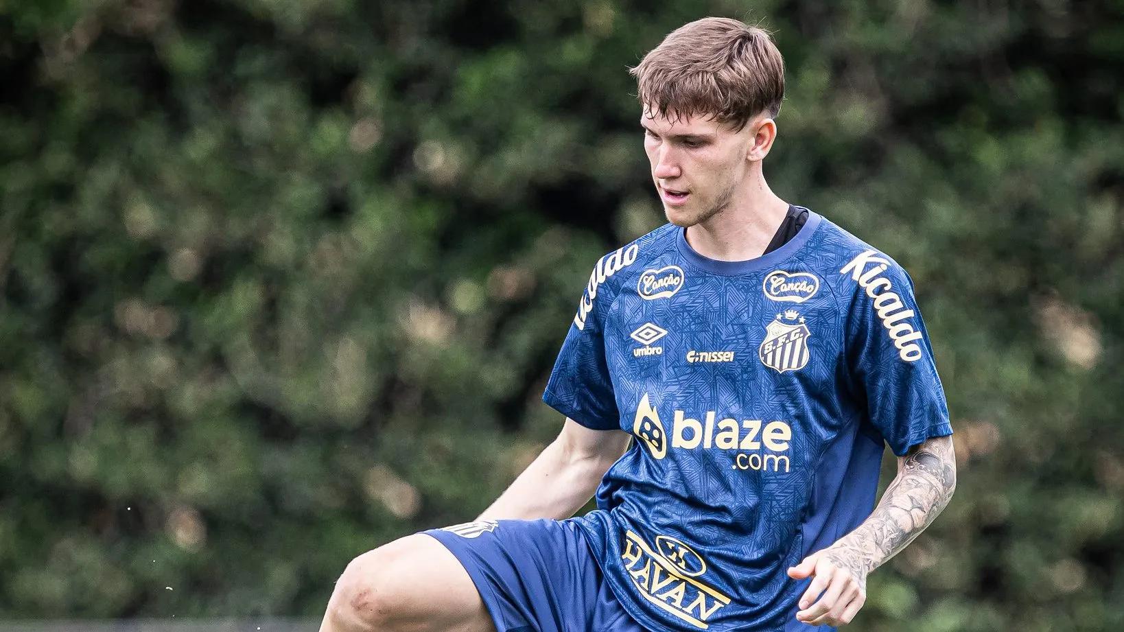 Rafael Freitas fazia parte do elenco principal de Pedro Caixinha, mas terá que passar por cirurgia no joelho – Foto: Raul Baretta/Santos FC