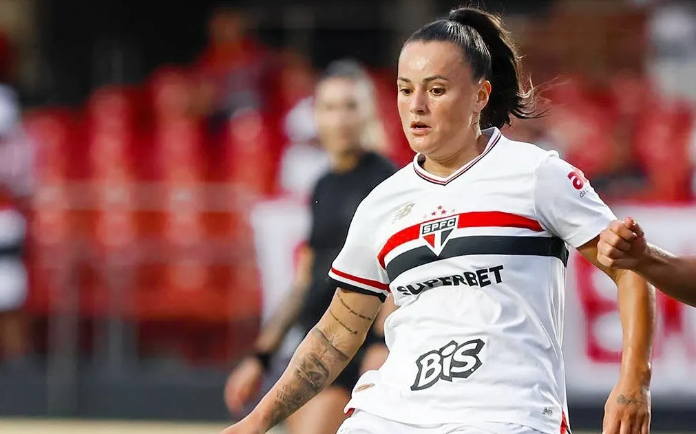 Camilinha é uma das jogadoras mais queridas pela torcida, mas as constantes falhas estão irritando os são-paulinos e custando caro para a equipe. Foto: Rubens Chiri e Paulo Pinto / São Paulo FC