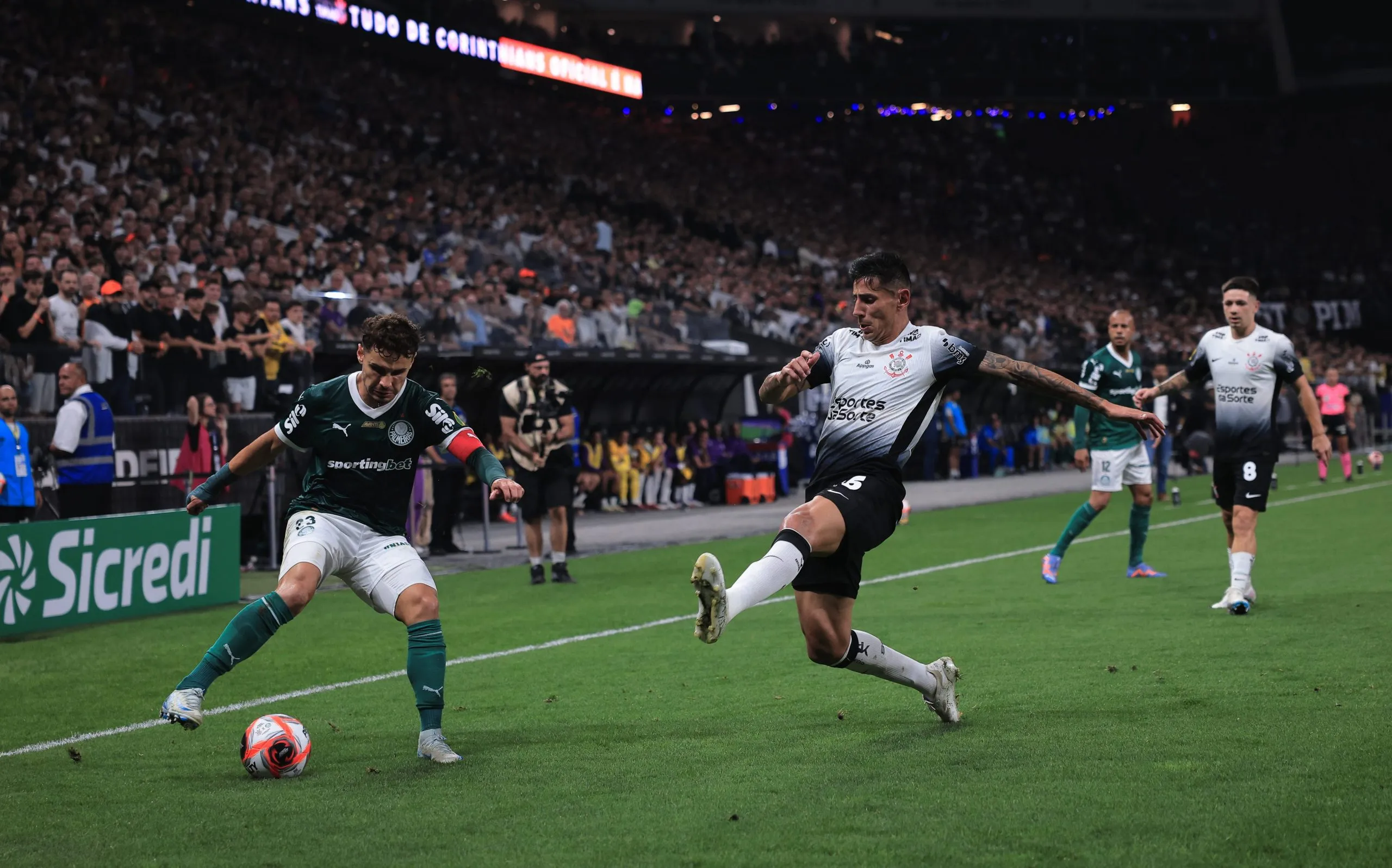 Fabrizio Angileri, jogador do Corinthians disputa lance com Raphael Veiga jogador do Palmeiras durante partida no estadio Arena Corinthians pelo campeonato Paulista 2025. Foto: Ettore Chiereguini/AGIF