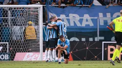 Jogadores do Grêmio comemoram vitória ao final da partida contra o Atlético-MG - Foto: Maxi Franzoi/AGIF