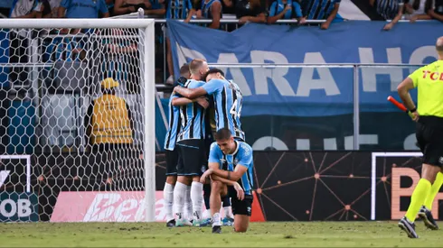 Jogadores do Grêmio comemoram vitória ao final da partida contra o Atlético-MG - Foto: Maxi Franzoi/AGIF