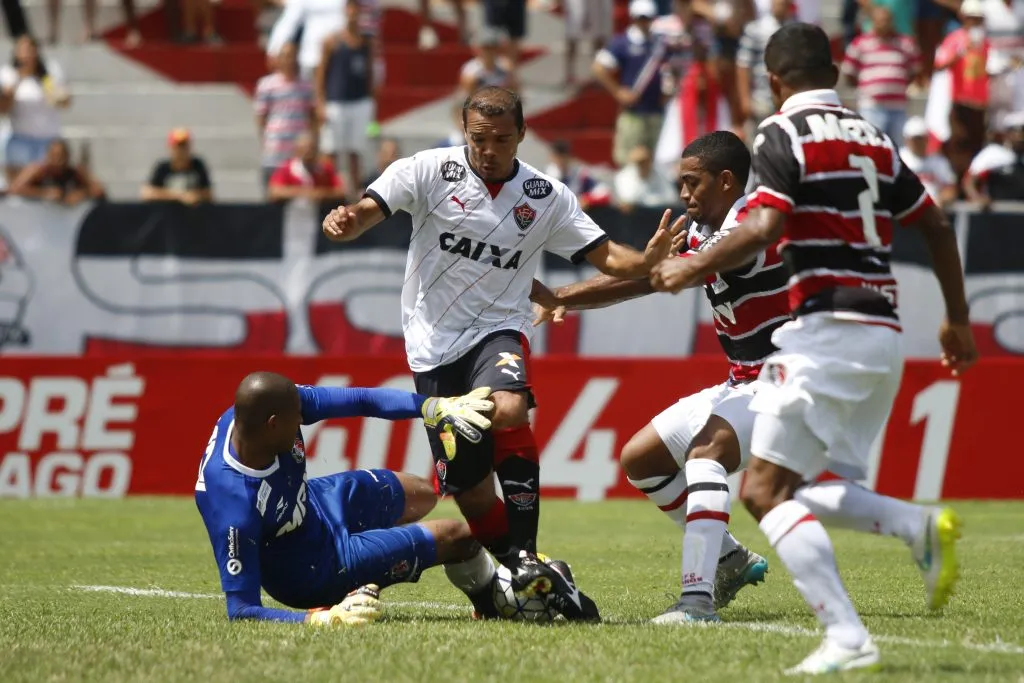 Leandro Domingues em ação pelo Vitória em confronto diante do Santa Cruz em 2016 – Foto: Clelio Tomaz/AGIF