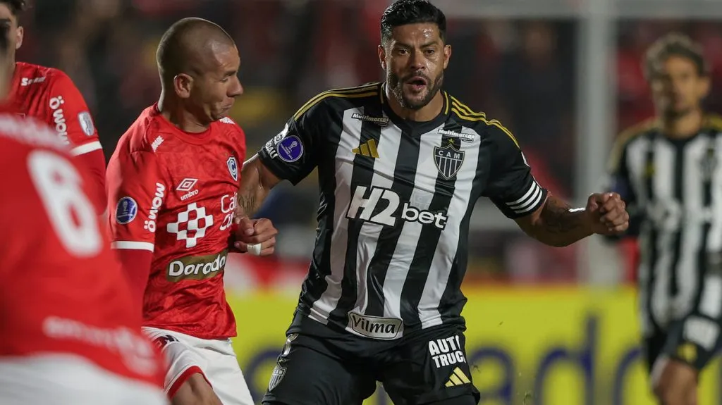 Galo manda duas bolas na trave, joga melhor, mas fica no empate com o Cienciano na altitude
