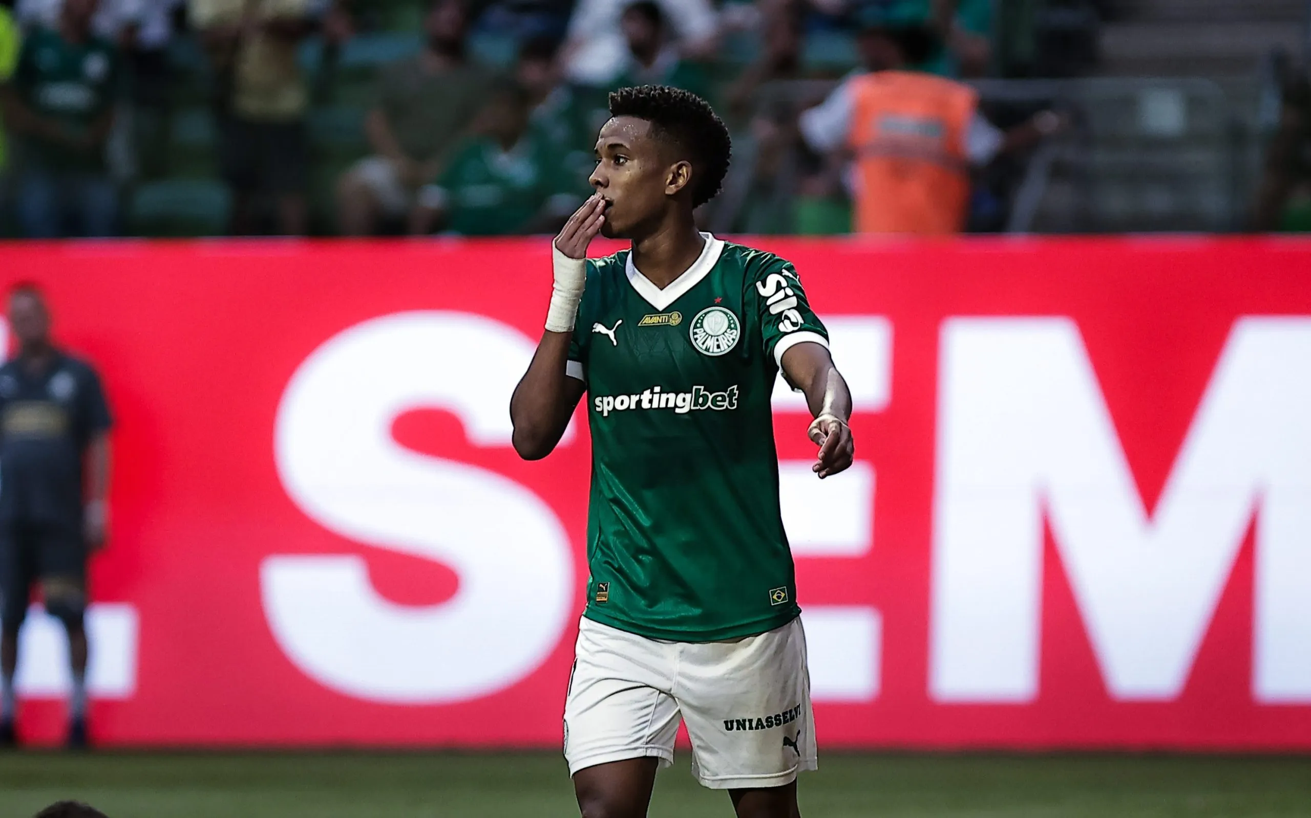 Estevao do Palmeiras durante partida contra o Botafogo no estadio Arena Allianz Parque pelo campeonato Brasileiro A 2025.   Foto: Fabio Giannelli/AGIF