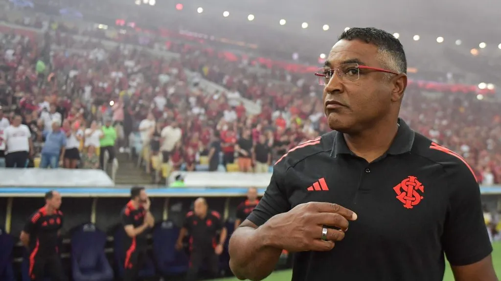 Roger Machado, técnico do Internacional, durante partida contra o Flamengo, pelo Campeonato Brasileiro. Foto: Thiago Ribeiro/AGIF.