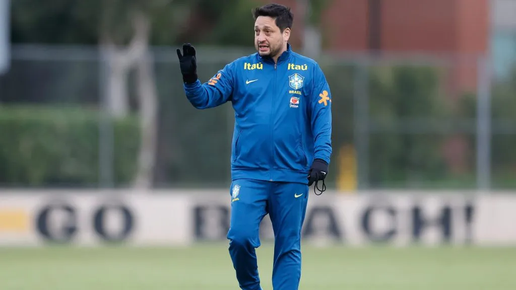 Arthur Elias comanda primeiro treino com grupo completo em Los Angeles