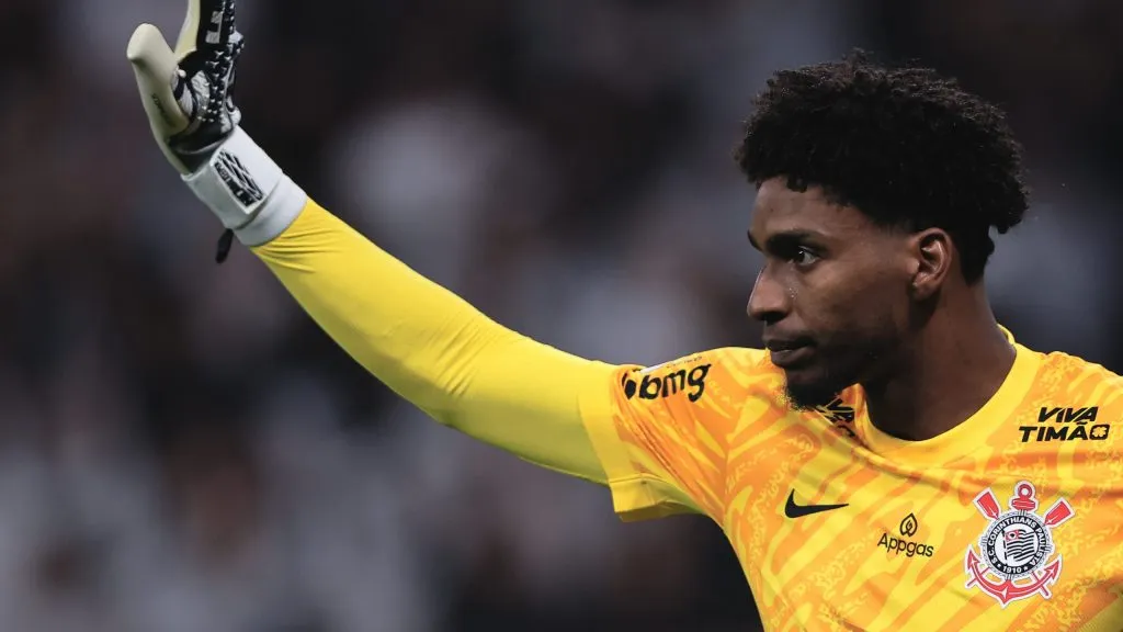 Hugo Souza durante partida. Foto: Ettore Chiereguini/AGIF