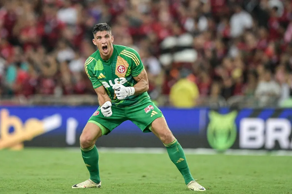 SP – RIO DE JANEIRO – 29/03/2025 – BRASILEIRO A 2025, FLAMENGO X INTERNACIONAL – Rochet goleiro do Internacional comemora gol durante partida contra o Flamengo no estadio Maracana pelo campeonato Brasileiro A 2025. Foto: Thiago Ribeiro/AGIF