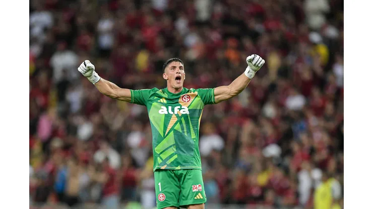 Rochet goleiro do Internacional comemora gol durante partida contra o Flamengo no estádio Maracanã pelo campeonato Brasileiro A 2025. Foto: Thiago Ribeiro/AGIF