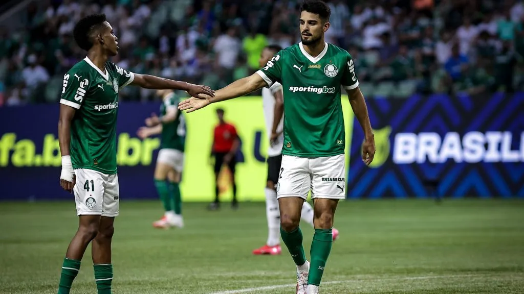 Estêvão e Flaco López se cumprimentando. Foto: Fabio Giannelli/AGIF