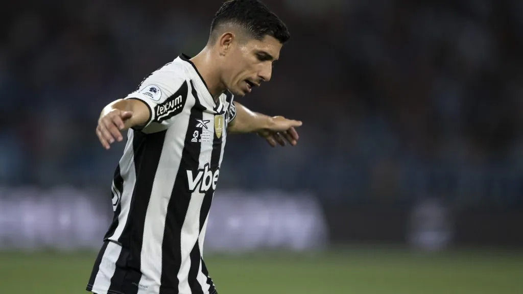 Savarino, jogador do Botafogo, lamenta durante partida contra o Racing no estadio Engenhao pelo campeonato Recopa Sul-americana 2025. Foto: Jorge Rodrigues/AGIF