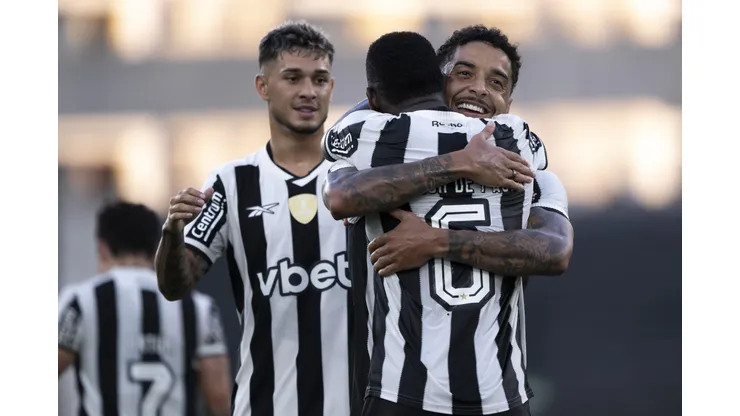 Patrick de Paula jogador do Botafogo comemora seu gol com Gregore jogador da sua equipe durante partida contra o Novorizontino no estádio Engenhão pelo campeonato Amistoso. Foto: Jorge Rodrigues/AGIF
