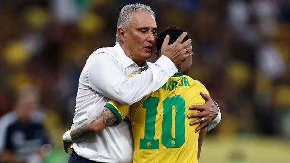 Neymar e Tite se abraçando. Foto: Buda Mendes/Getty Images
