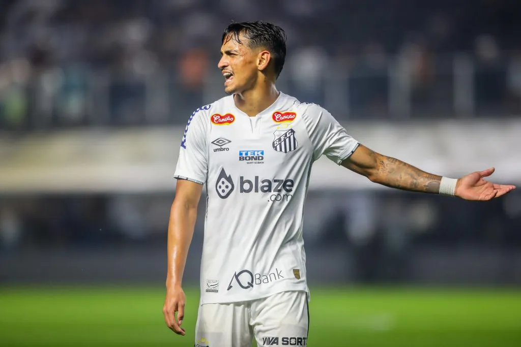 SP – SANTOS – 30/08/2024 – BRASILEIRO B 2024, SANTOS X PONTE PRETA – Weslley Patati jogador do Santos durante partida contra o Ponte Preta no estadio Vila Belmiro pelo campeonato Brasileiro B 2024. Foto: Reinaldo Campos/AGIF