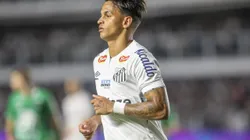 Weslley Patati jogador do Santos durante partida contra o Chapecoense no estádio Vila Belmiro pelo campeonato Brasileiro B 2024. Foto: Reinaldo Campos/AGIF