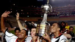 Jogadores do Vasco com a taça da Libertadores da América 1998 - Foto: Reprodução/O Globo